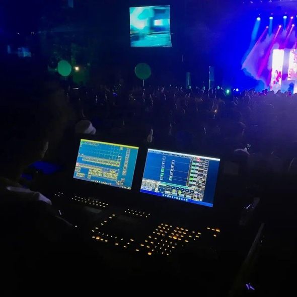 Foto 4 - Primeiro trabalho de Hanna no audiovisual como iluminadora de palco na casa de espetáculos Fundição Progresso,  bairro da Lapa.jpg