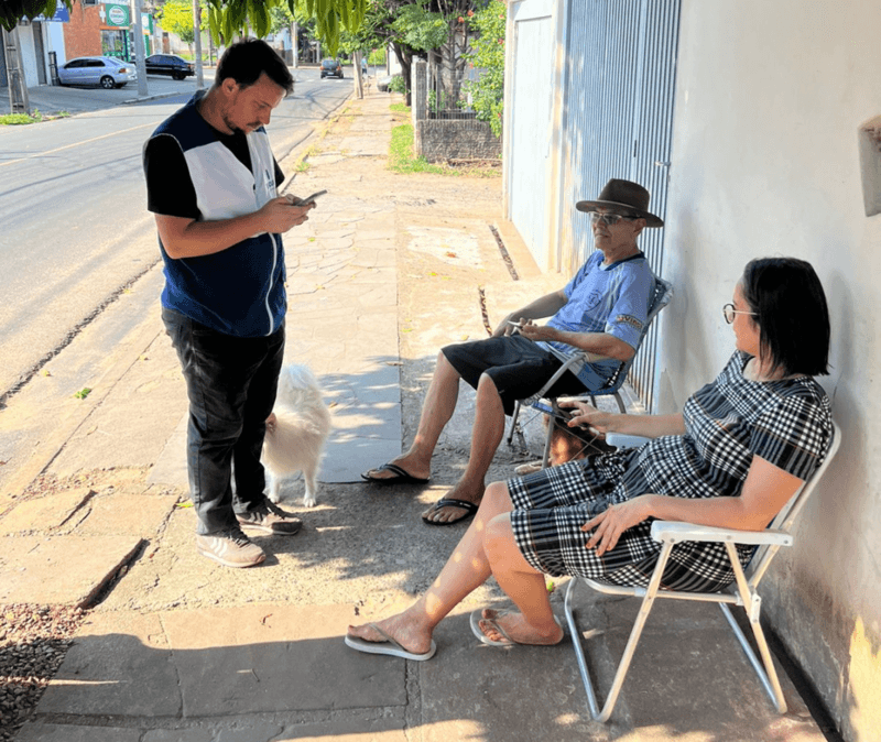 Pesquisador em campo no bairro Feitoria, São Leopoldo (RS) (1).png